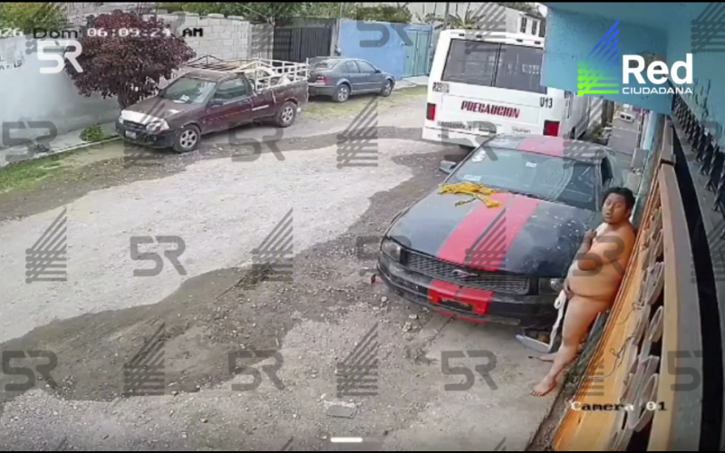 Sujeto desnudo causa alarma entre vecinos de Minerales del Sur en Puebla