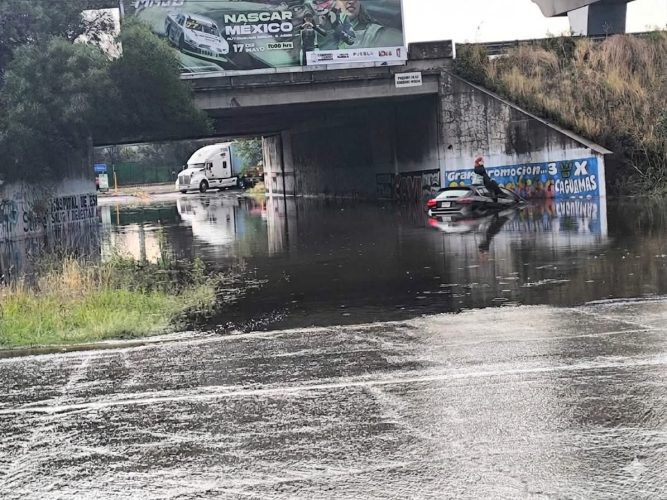 Fuerte lluvia provoca inundaciones y daños en Puebla; se plantea mejorar el transporte público