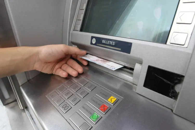 Así operan los ladrones para vaciar cuentas bancarias en cajeros automáticos