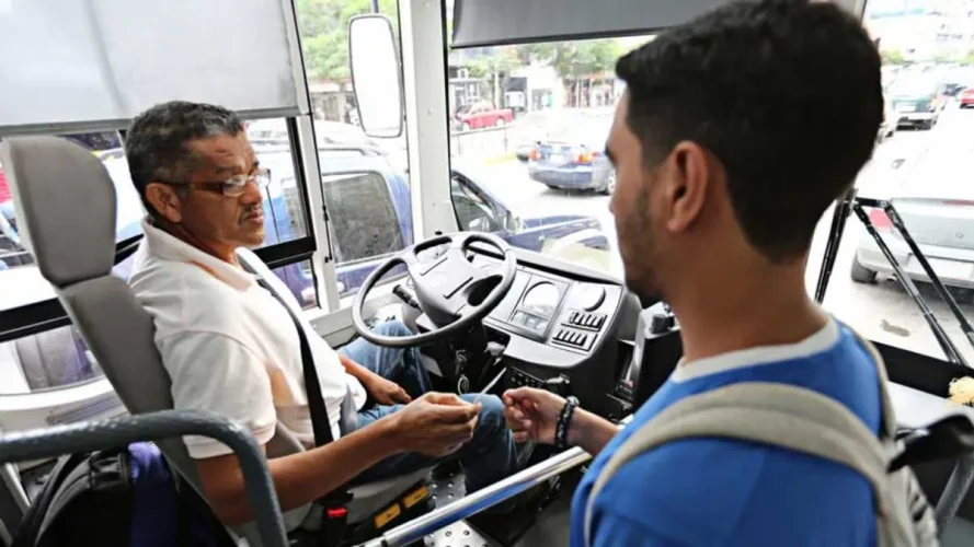 Diputado Elpidio Díaz propone eliminar descuentos a estudiantes en transporte público en Puebla