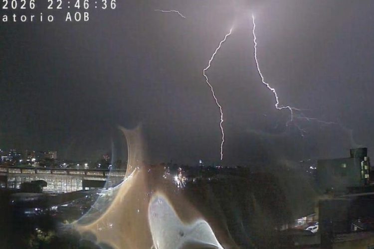 Rayo de gran intensidad sacude el poniente de la Ciudad de México la noche del viernes