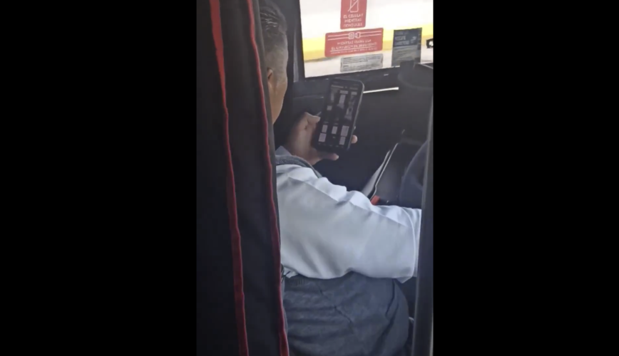 Conductor de ADO es grabado manejando a alta velocidad y usando celular en autopista Cuacnopalan-Oaxaca