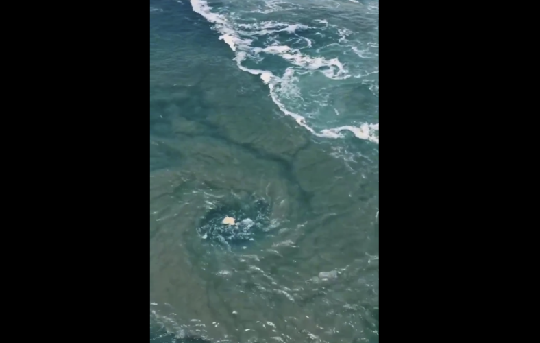 Impresionante vórtice en la Bahía Principal de Puerto Escondido: llaman a respetar las banderas