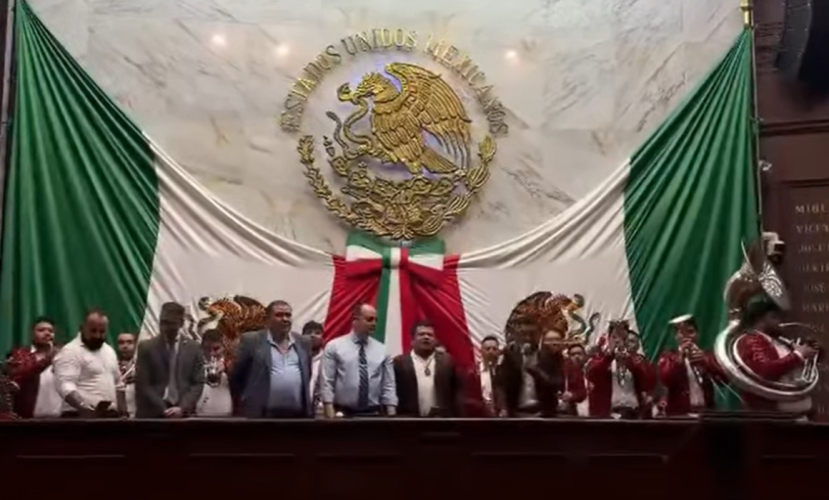 Diputado interpreta narcocorrido en pleno del Congreso de Michoacán