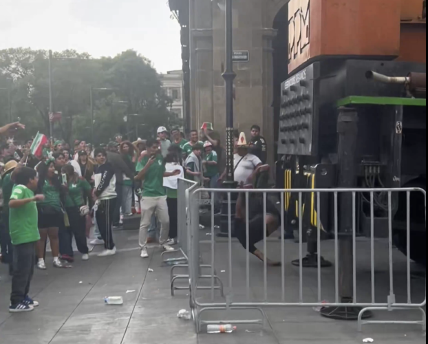 Aficionado sufre caída en el FanFest del Zócalo tras partido inaugural de la Copa del Mundo 2026