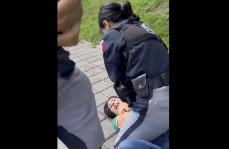 Policías de San Andrés Cholula agreden a mujer frente a sus hijos en incidente captado en video