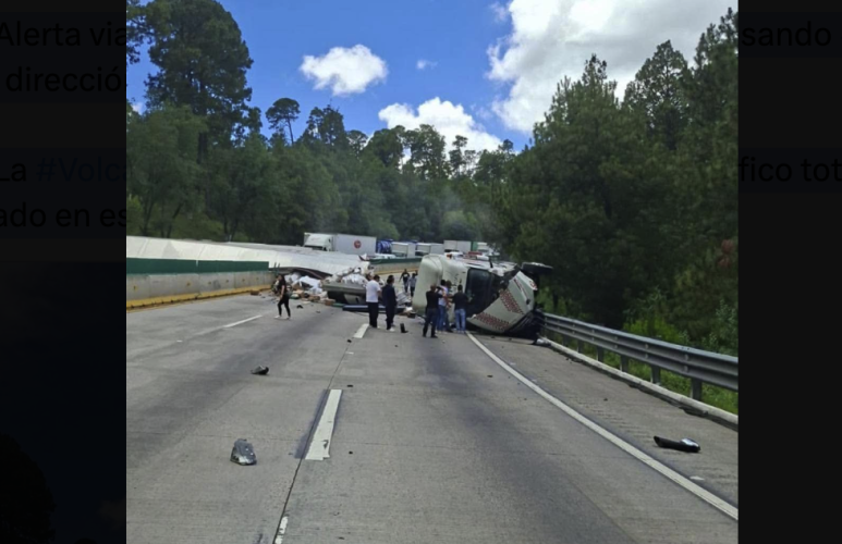 Tercera volcadura en la autopista México-Puebla complica el tránsito hacia la Ciudad de México este lunes