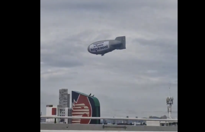 Zeppelín de Bankaool sorprende a poblanos durante apertura de oficinas en Triángulo Las Ánimas