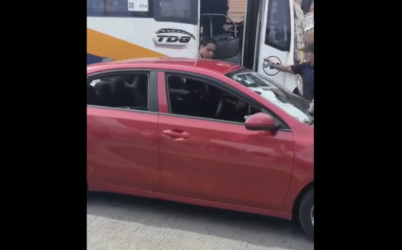Nueva agresión entre chofer de transporte público y automovilista en Puebla pone en evidencia la tensión vial