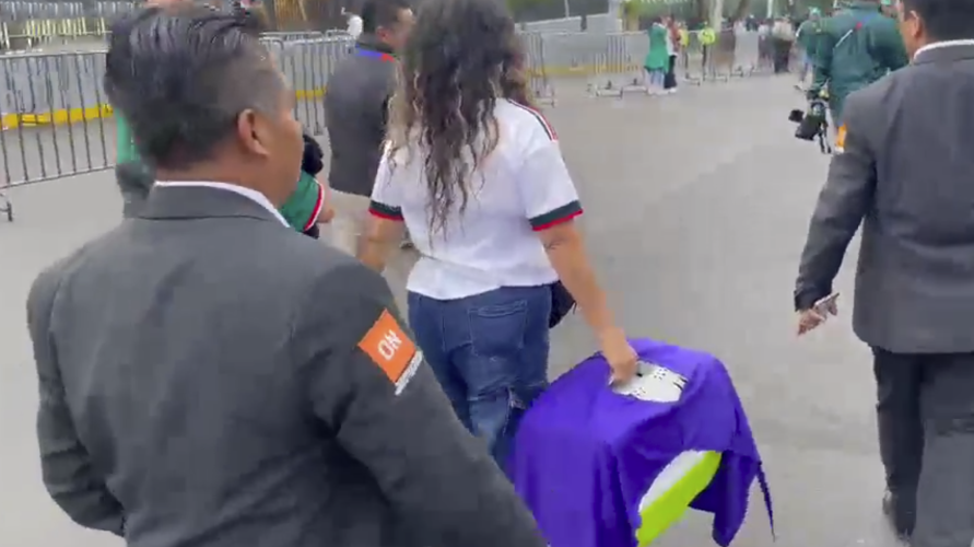 Familia del Pato Merlín opta por Televisa para asistir al México vs. Chequia
