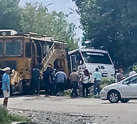 Accidente entre unidad de la Ruta 50 y tren en la colonia Rivera Anaya deja más de 20 heridos