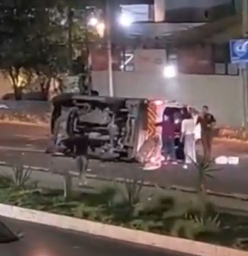 Ambulancia de Protección Civil Municipal de Puebla vuelca por exceso de velocidad en Bulevar Atlixco