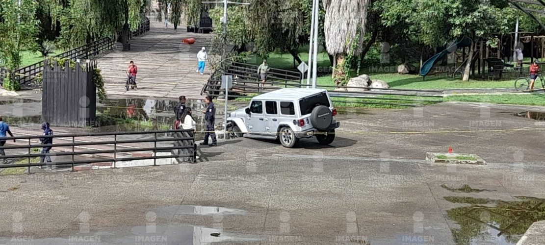 Camioneta invade zona peatonal en Ecoparque Metropolitano de Puebla