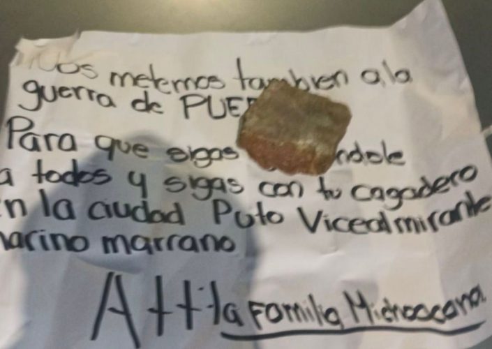 Narcomanta y vehículo incendiado en periférico de Puebla vinculan a grupo criminal con autoridades estatales