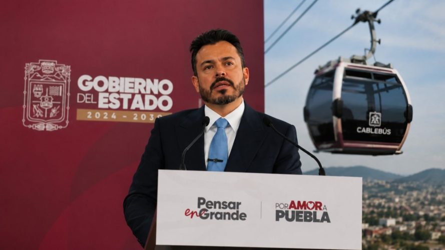 Activistas intentaron impedir construcción del Cablebús en Puebla con siembra de árboles en predio sin vegetación significativa