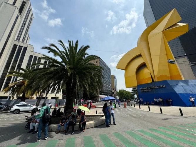 CNTE mantiene bloqueos en Paseo de la Reforma en el día 16 de su huelga nacional