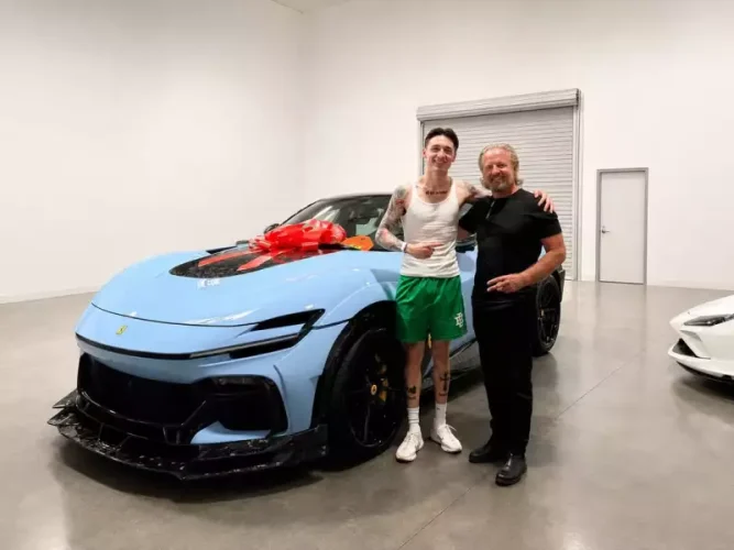 Peso Pluma se autorregala un Ferrari de lujo tras su ruptura con Kenia Os