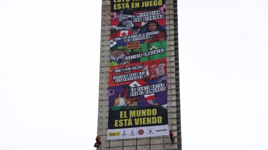 Protestas en la Estela de Luz antes del Mundial: Amnistía Internacional y Greenpeace exigen justicia social y ambiental