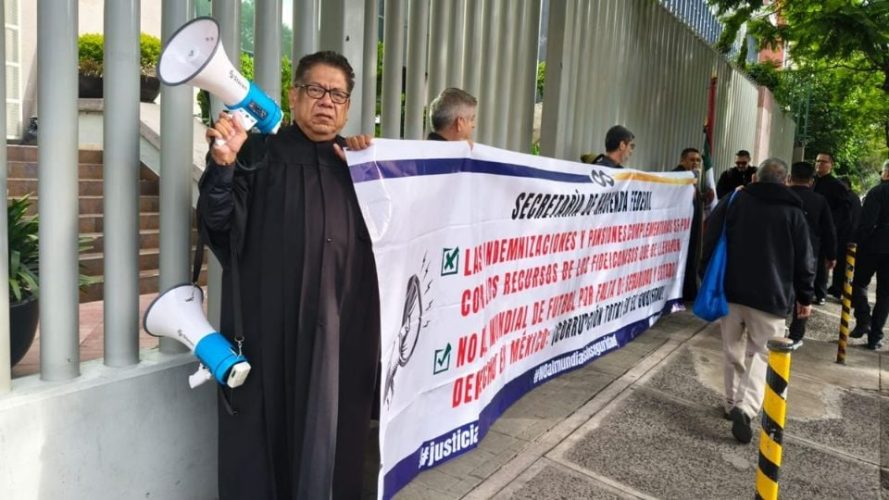 Jueces y magistrados en retiro protestan por pago de indemnizaciones tras reforma judicial
