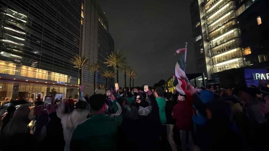 Aficionados mexicanos realizan serenata nocturna para incomodar a Ecuador antes del partido en Ciudad de México