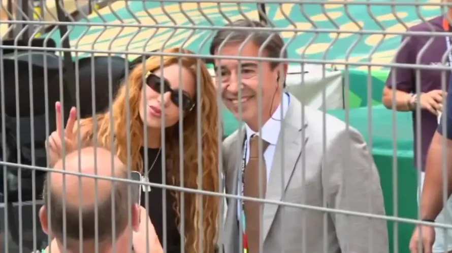 Periodista interrumpe transmisión en vivo para tomarse una selfie con Shakira antes del Mundial 2026