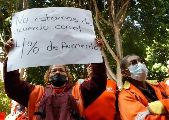 Protesta de trabajadores de limpia en Puebla exige destitución de líder sindical