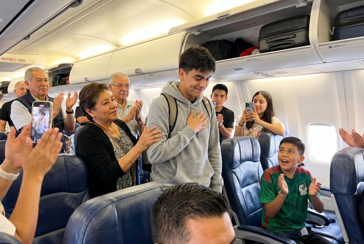 Gilberto Mora es ovacionado en vuelo tras su debut en el Mundial 2026
