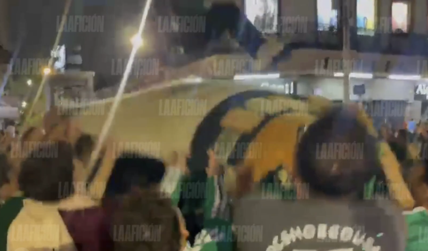 Joven cae al pavimento durante festejos por triunfo de México en Guadalajara