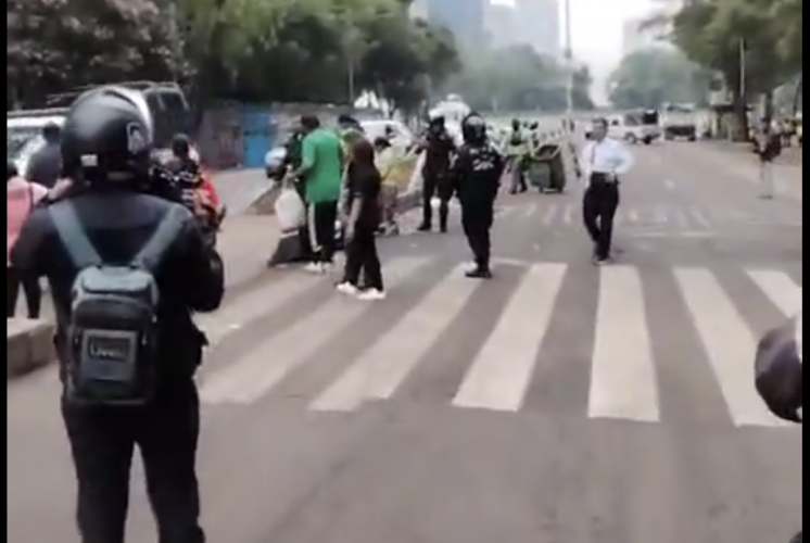 Desalojan a aficionados que seguían celebrando en Reforma tras triunfo de México en el Mundial
