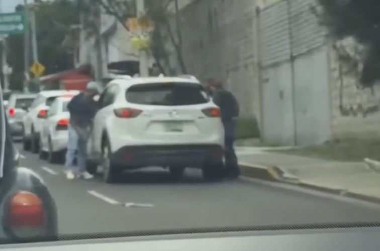 Comando armado asalta a automovilista en plena hora pico en Puebla
