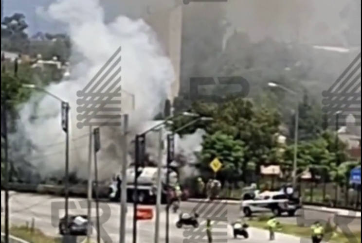 Incendio de pipa de agua genera movilización en el Periférico Ecológico, San Pedro Cholula