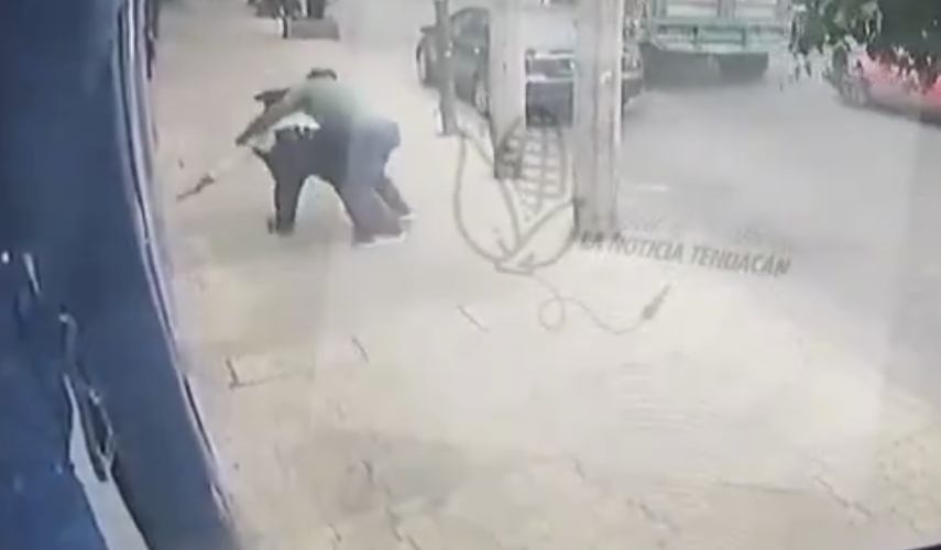 Conductor forcejea con agente de Tránsito durante infracción en Tehuacán