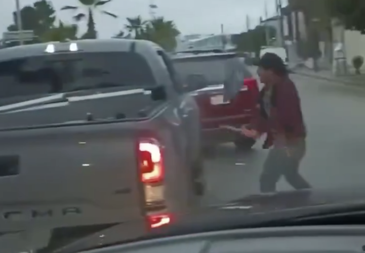 Pelea entre automovilistas termina con un hacha clavada en el cofre en la Garita de Otay, Tijuana