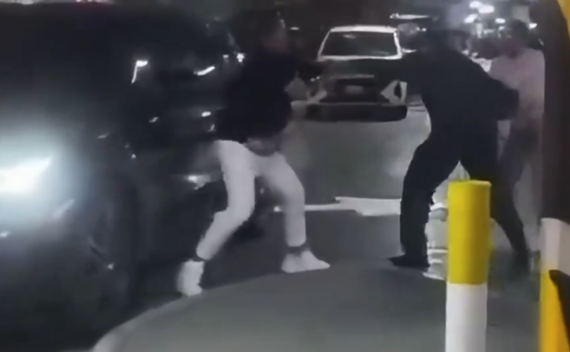 Pelea campal tras choque en estacionamiento de Angelópolis en Puebla