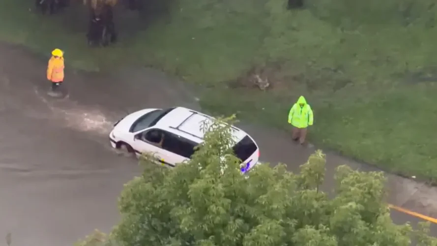Fuerte inundación colapsa la calzada Zavaleta en Puebla; vehículos quedan atrapados