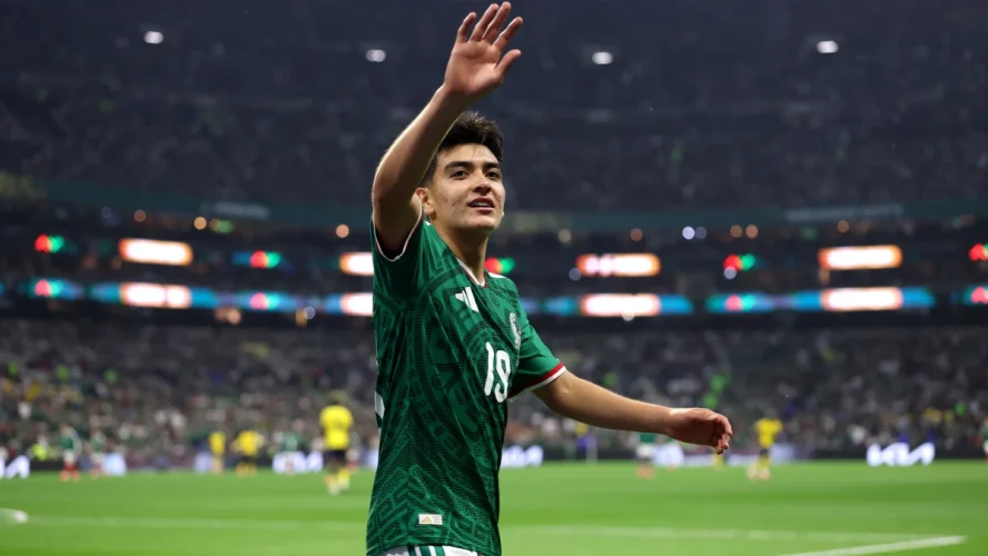Gilberto Mora concluye la preparatoria tras su participación en el Mundial de fútbol