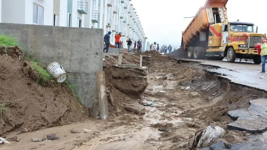 Deslave afecta viviendas en Veracruz tras lluvias; obras de reparación ya iniciaron